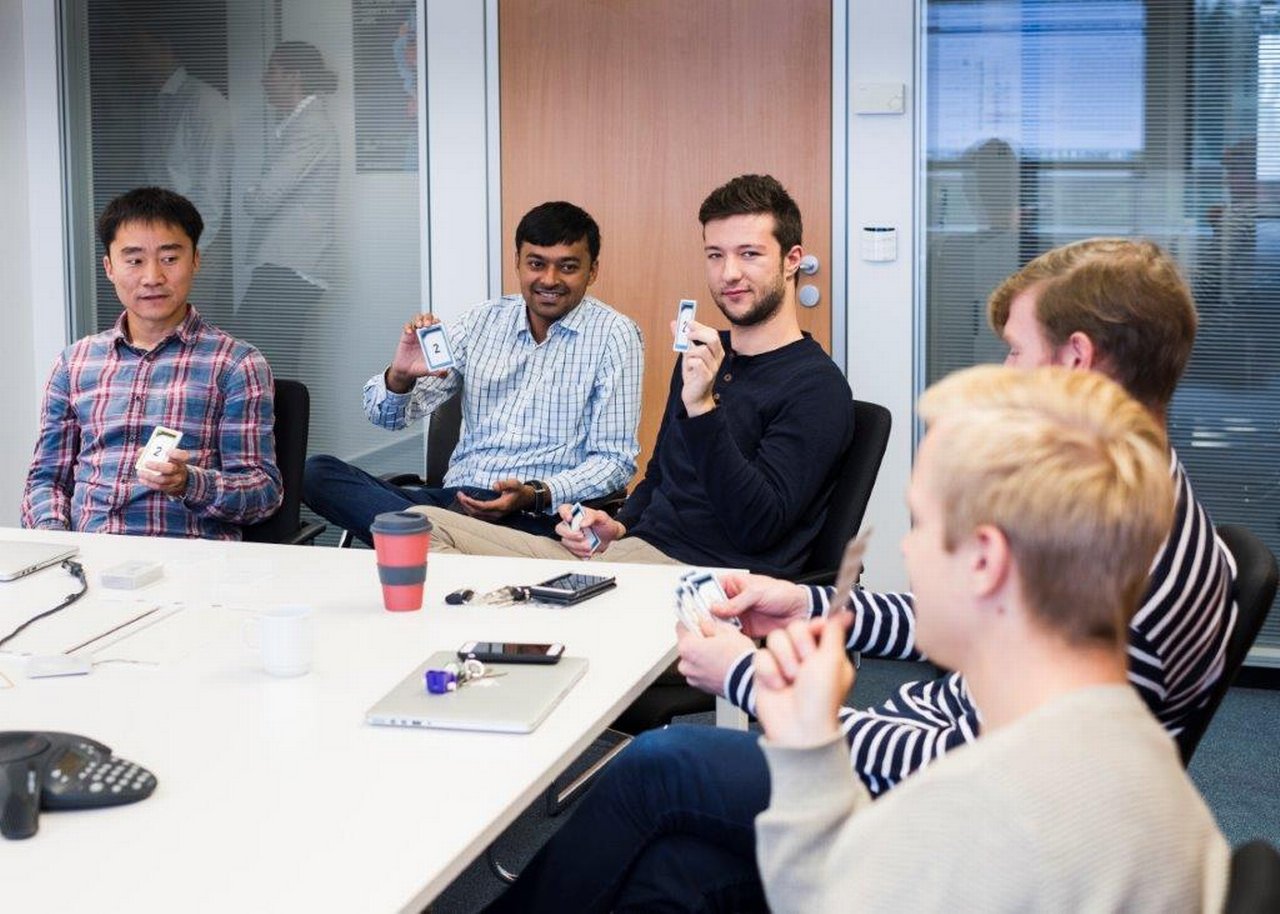 Niklas is sitting with colleagues around a table in a conference room