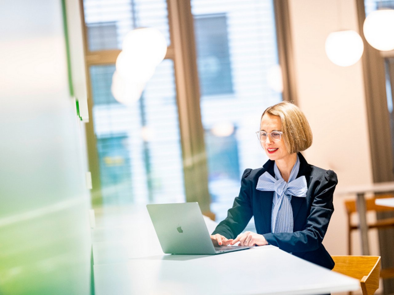 Careers-privatebank-woman-at-officetable-640x480.jpg