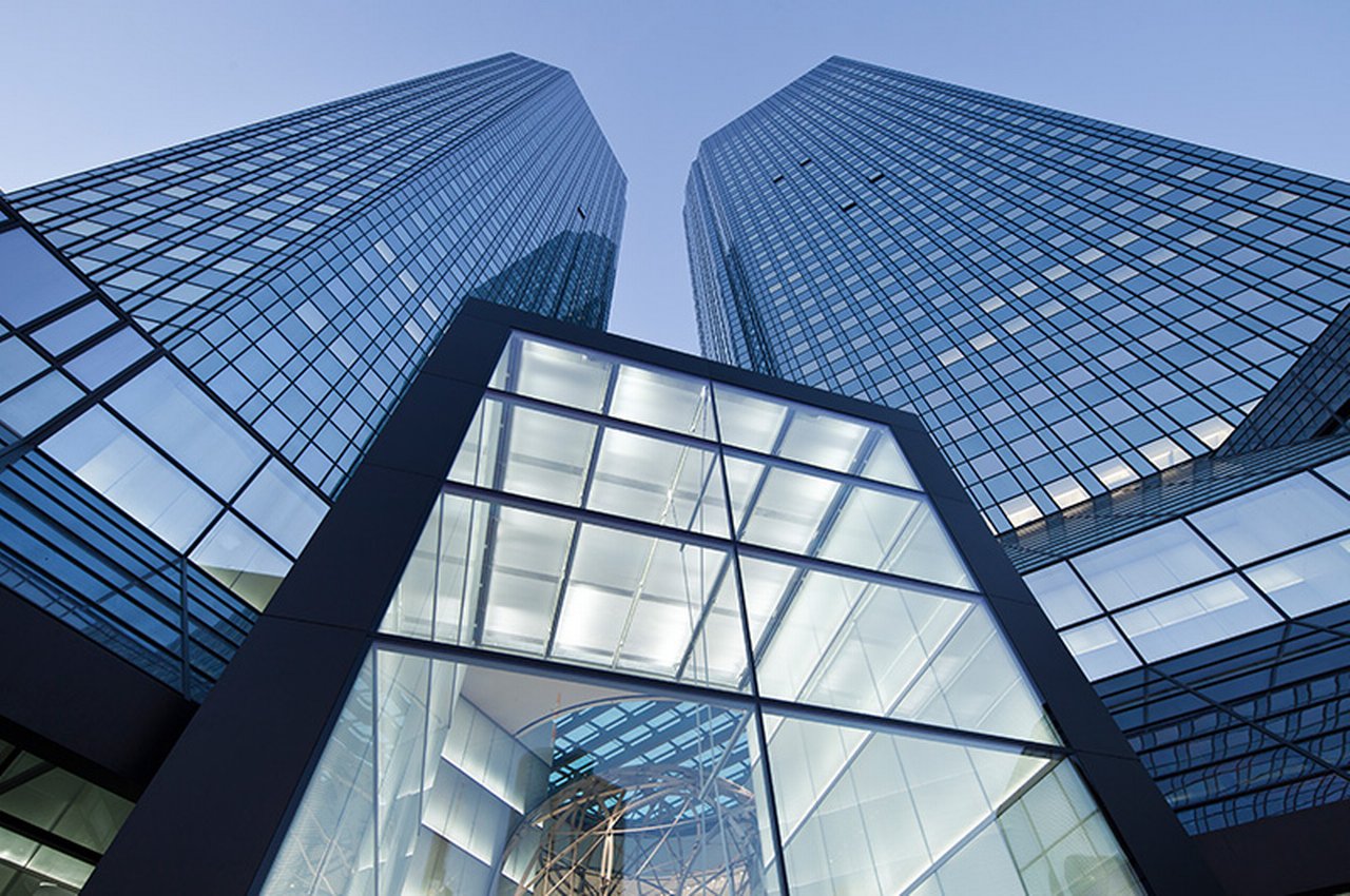 Ansicht der Deutsche Bank-Wolkenkratzer von unten