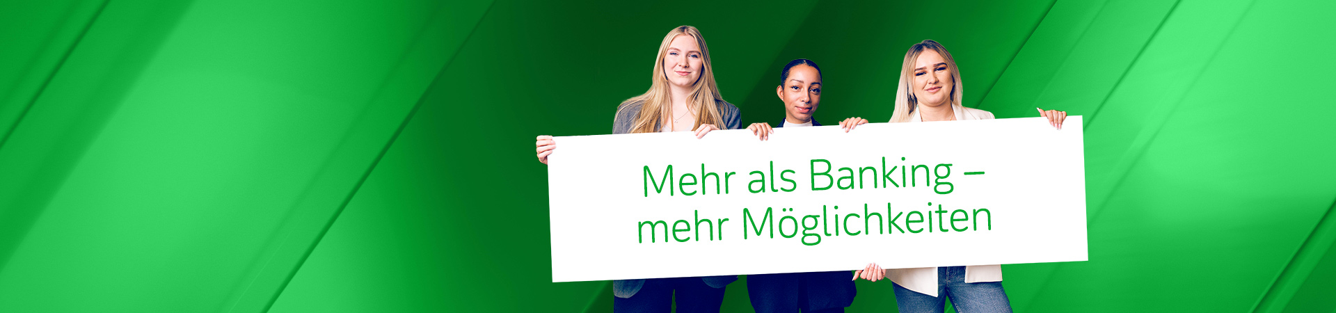 Drei Insider mit einem Schild ${esc.q}Mehr als Banking – mehr Möglichkeiten${esc.q}