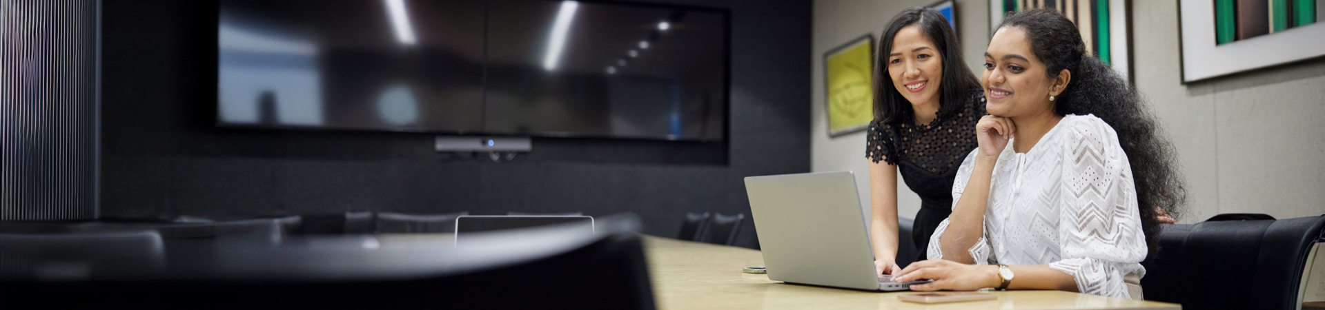 Zwei Frauen arbeiten am Laptop