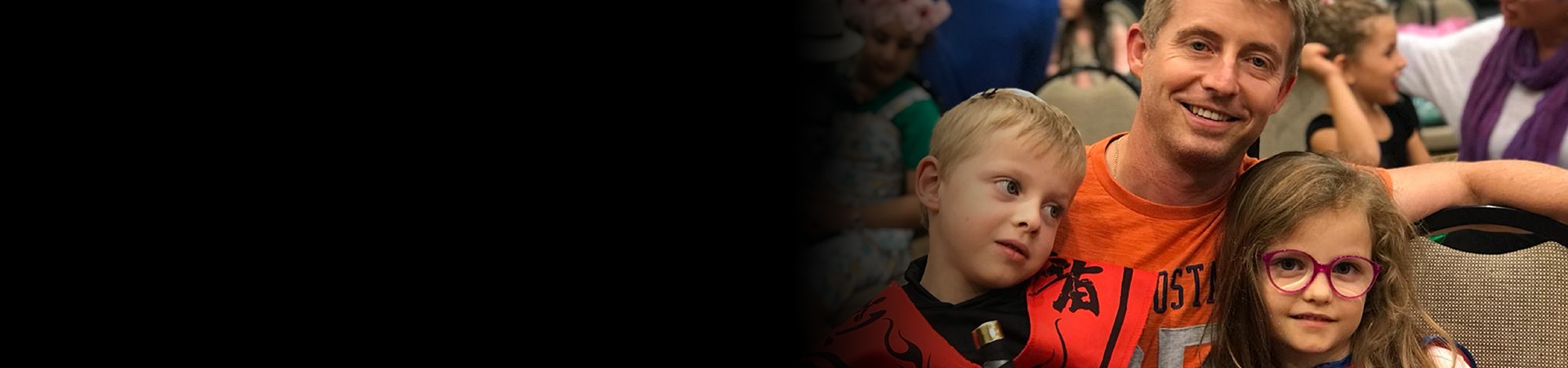 Philip lächelt mit seinen Kindern