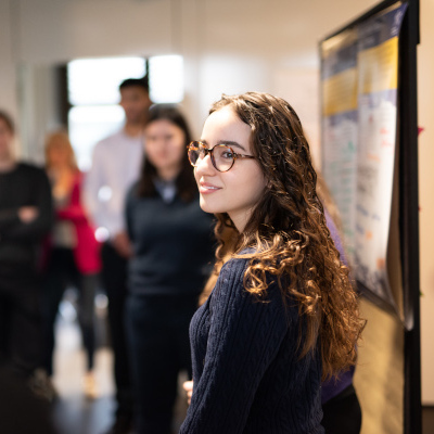 Jung Frau im vordergrund